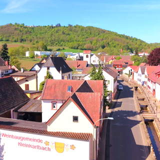 Die Hauptstraße in Kleinkarlbach.