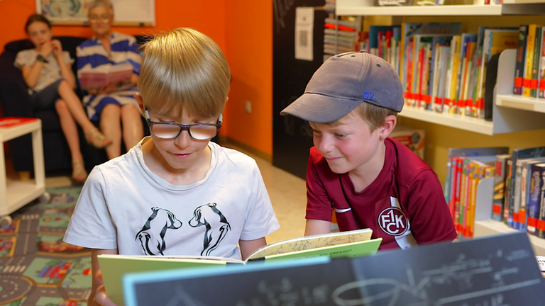 Kinder in der Bibliothek