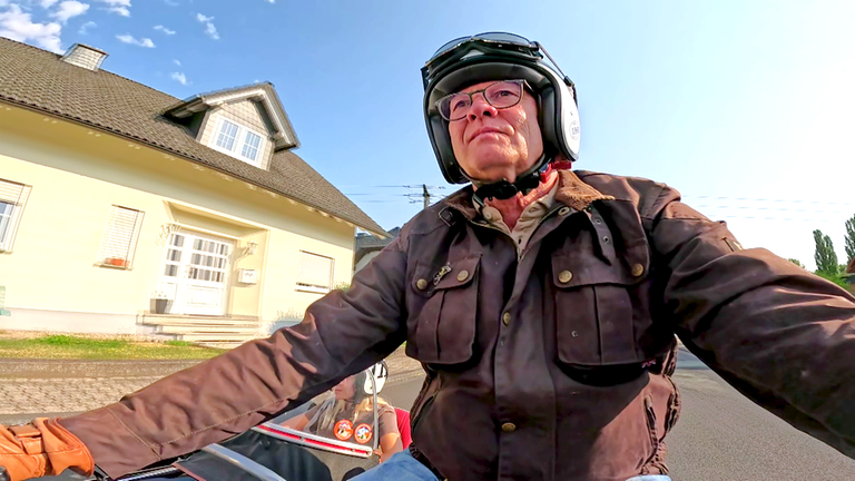 Dietmar Seekatz mit Enkelin Carla im Beiwagen der BMW