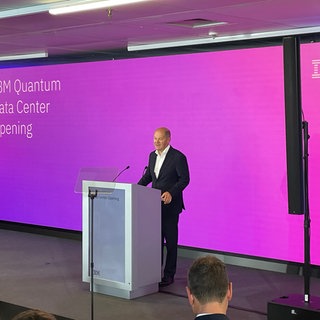 Bundeskanzler Scholz eröffnet Quantenrechenzenrum von IBM in Ehningen.