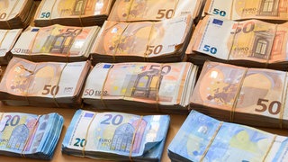 Das Land Rheinland-Pfalz übernimmt gut eine halbe Milliarde Euro Schulden von der Stadt Ludwigshafen.