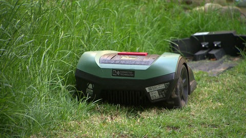 Bosch-Mähroboter auf dem Weg in seine Ladestation 