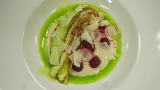 Eine Schale mit gegrilltem Spitzkohl