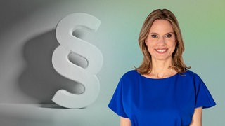 Moderatorin Hendrike Brenninkmeyer in blaumen Kleid vor grün-grauem Hintergrund mit Paragraphenzeichen. 