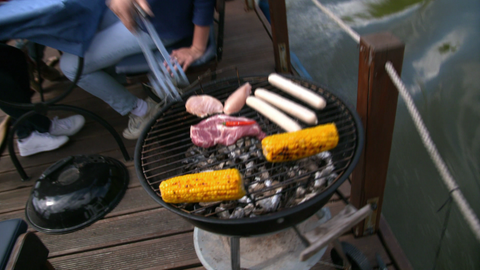 Essen liegt auf dem Grill