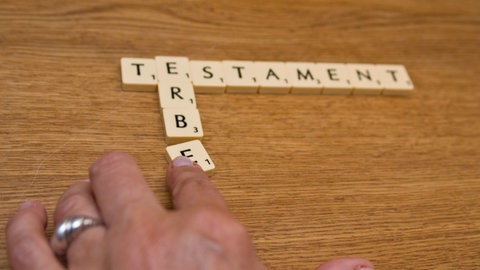 Aus Scrabble-Steinen wurden die Wörter "Testament" und "Erbe" gelegt.