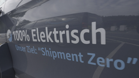 Amazon-Transporter mit Aufschrift zu E-Mobilität.