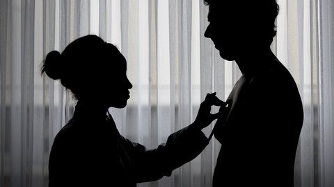 Ärztin hört Patienten mit Stetoskop ab - Eisenmangel könnte in Zusammenhang mit Herzkrankeiten stehen