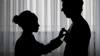 Ärztin hört Patienten mit Stetoskop ab - Eisenmangel könnte in Zusammenhang mit Herzkrankeiten stehen