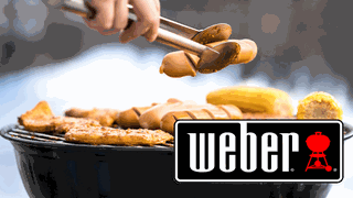 Kugelgrill von Weber mit Fleisch und Würstchen Test