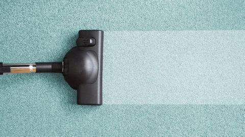 Ein Teppich wird gereinigt.