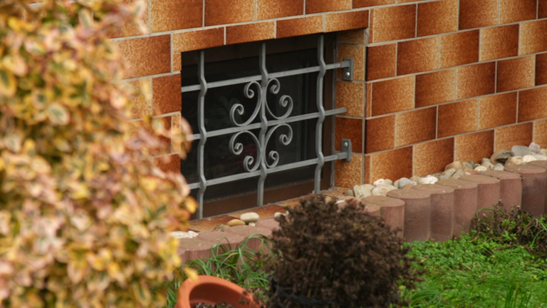 Stellen Sie sicher, dass Gartengeräte, Mülltonnen und andere Gegenstände, die Einbrecher als Werkzeug oder Trittleiter verwenden könnten, sicher verstaut werden. Kellerabgänge bieten Einbrechern oft Sichtschutz und die meisten Kellertüren sind nicht gut gesichert. Ebenfalls sollten Lichtschächte mit einbruchsicheren Gittern versehen werden. Fenster mit Fenstergitter.