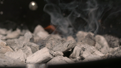 Grillkohle raucht auf einem Kohlegrill