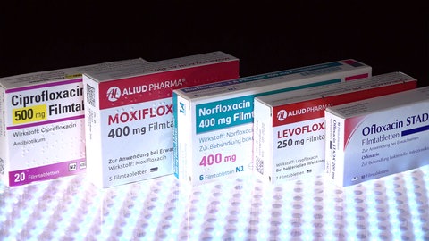 Medikamenten-Packungen der Fluorchinolon-Antibiotika Ciprofloxacin, Levofloxacin, Moxifloxacin, Norfloxacin und Ofloxacin stehen auf einer Oberfläche.
