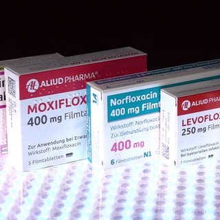 Medikamenten-Packungen der Fluorchinolon-Antibiotika Ciprofloxacin, Levofloxacin, Moxifloxacin, Norfloxacin und Ofloxacin stehen auf einer Oberfläche.