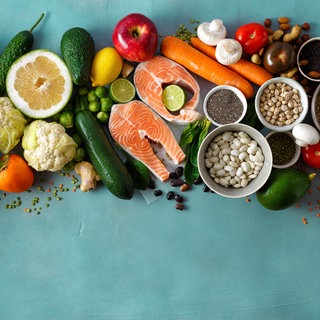 Zu sehen sind einige mikronährstofflastige Lebensmittel.