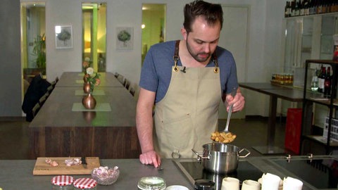 Sternekoch Max Goldberg rät, die Knoblauchzehen in 120 Grad heißem Öl zu garen und anschließend zu pürieren.