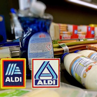 Lebensmittel liegen im Supermarkt auf dem Laufband. Aldi Süd und Nord sind zusammen der größte deutsche Discounter. Wir checken Preis und Qualität bei Spaghetti, Saft und Gartengeräten. Wie gut sind Bio-Gemüse und -Eier? 