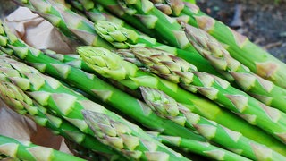 Grüne Spargelstangen
