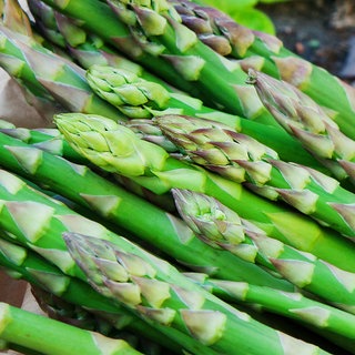 Grüne Spargelstangen