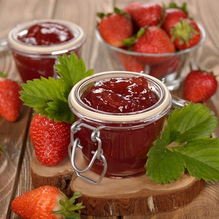 Kalt gerührte Erdbeermarmelade im Glas