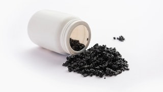 Eine Dose mit dem Nahrungsergänzungsmittel Shilajit liegt auf dem Tisch.