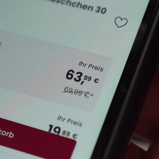 Eine Apothekenapp zeigt den Preis eines Medikaments