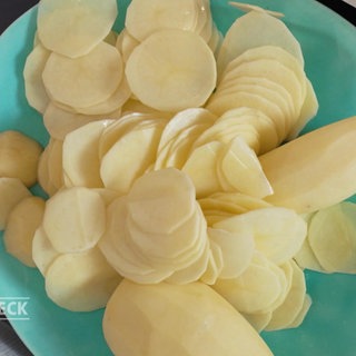 Kartoffeln in Scheiben auf einem Teller