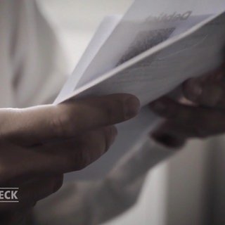 Person hält Papiere in den Händen