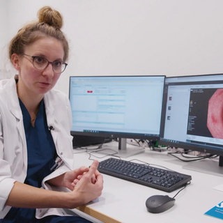 Ärztin bespricht eine Diagnose