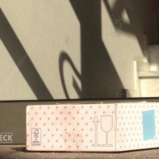 Ein Paket liegt zur Abholung bereit