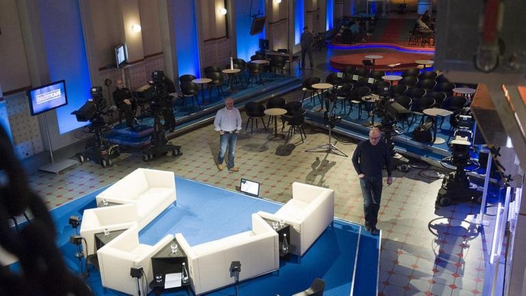 Die Sitzgruppe für die Sendungsgäste im Nachtcafé  vor der Sendung im E-Werk Baden-Baden