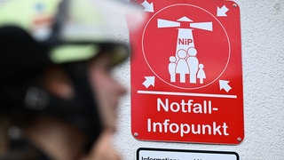 Ein Hinweisschild mit der Aufschrift «Notfall-Infopunkt» und einem sogenannten Katastrophenschutzleuchtturm 