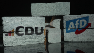 CDU und AFD Logo auf Steinblöcken