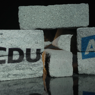 CDU und AFD Logo auf Steinblöcken