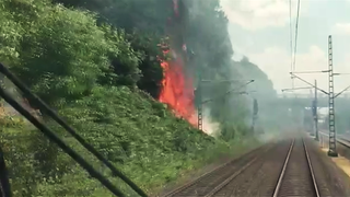 brennende Böschung an einem Streckenabschnitt