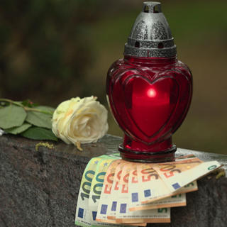 Urne, die auf Geldscheinen steht