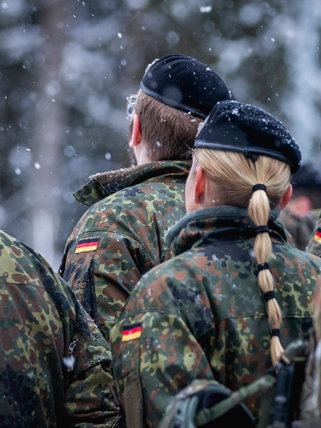 Bundeswehrtrupp von hinten