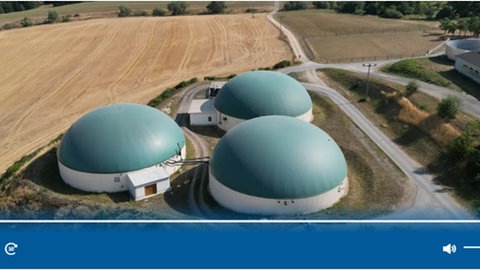 Drei Biogasspeicher von oben
