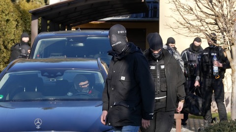 Vermummte BKA-Beamte vor Haus