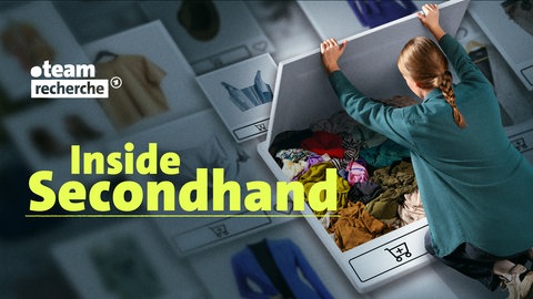 Eine junge Frau öffnet kniend eine Kiste voller alter Kleidung, die wie eine Anzeige einer Secondhand-Plattform aussieht.