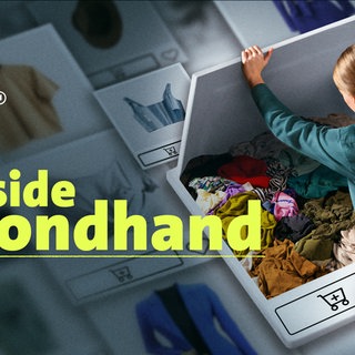 Eine junge Frau öffnet kniend eine Kiste voller alter Kleidung, die wie eine Anzeige einer Secondhand-Plattform aussieht.