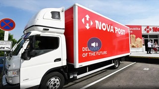 Ein Lkw von "Nova Post"