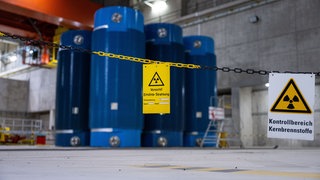 Auf einem Schild in der östlichen Lagerhalle für radioaktibe Castor Behälter in Ahaus steht "Vorsicht - Erhöhte Strahlung". 