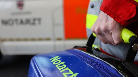 Blaue Tasche mit der Aufschrift "Notarzt"