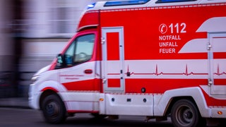 Rettungswagen mit hoher Geschwindigkeit und Blaulicht