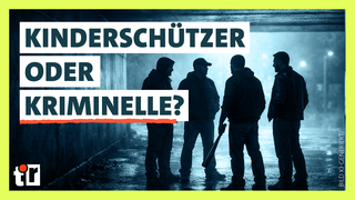 Vier Männer mit Schlägern im Schatten 