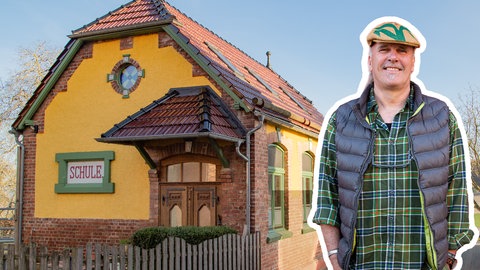 Vom Aussteiger zum Hausbesitzer: Arno sanierte eine alte Dorfschule - ohne Schulden zu machen.