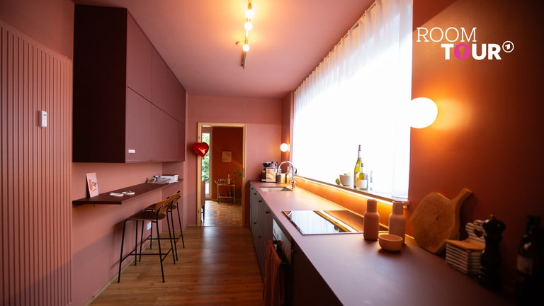 Eine rote monochrome Kueche 