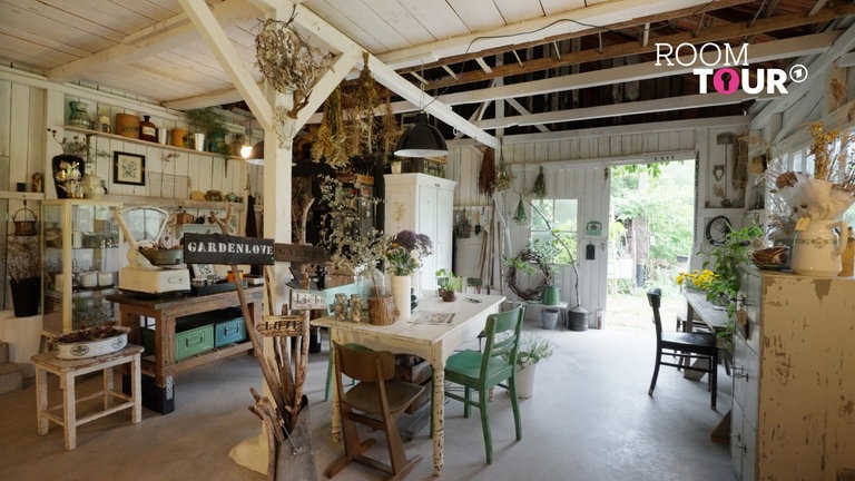 Eine mit Vintage-Möbeln eingerichtete Scheune in einer alten Gärtnerei